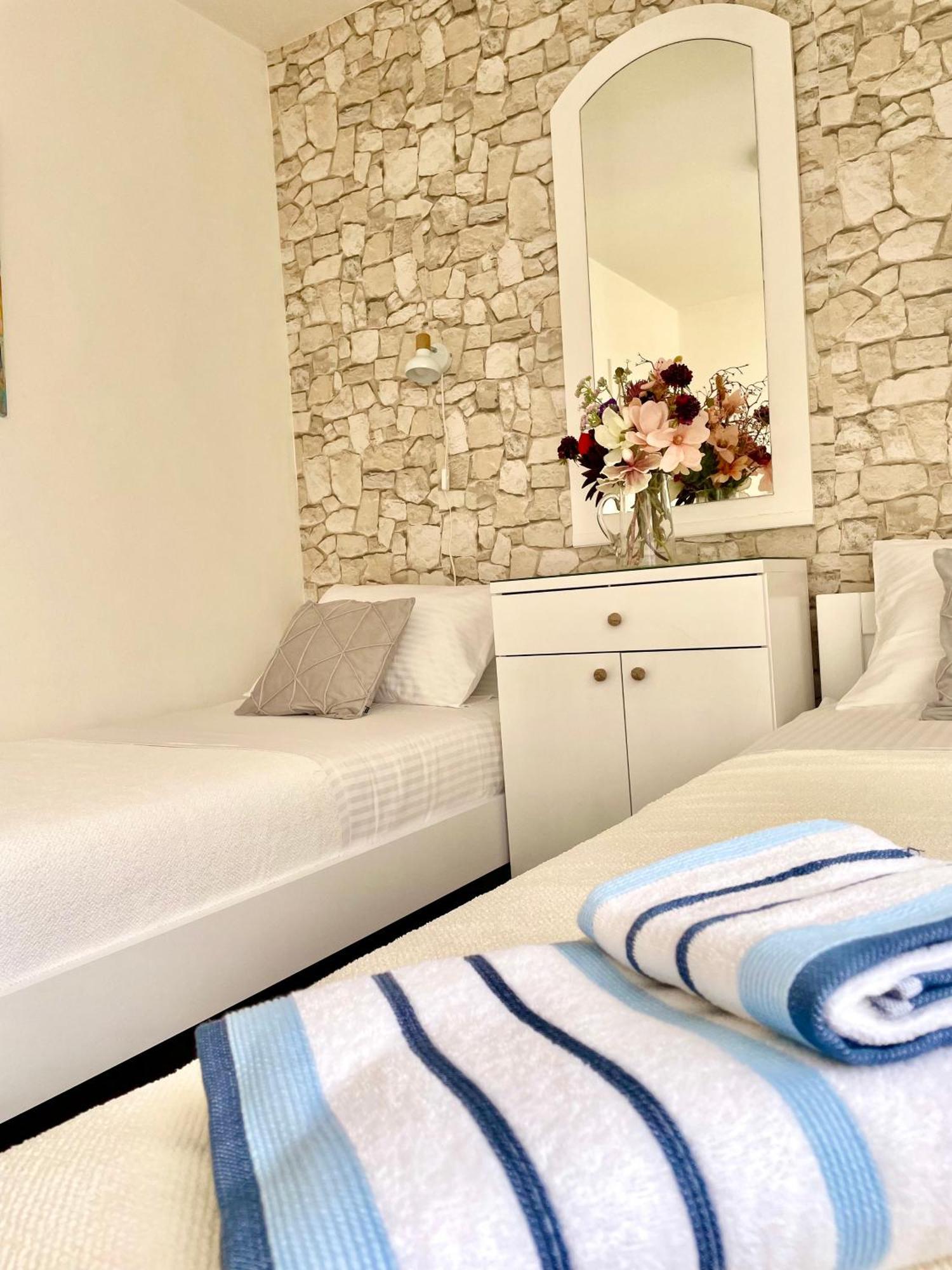 Dinka Old Town Apartment With Sea View Trogir Exterior photo